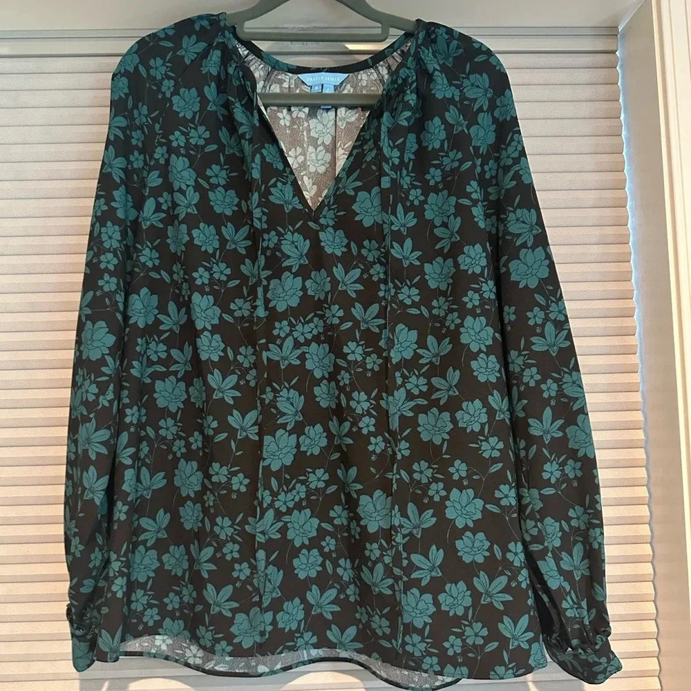 EUC Draper James blouse. Navy with dark teal floral design. B-12